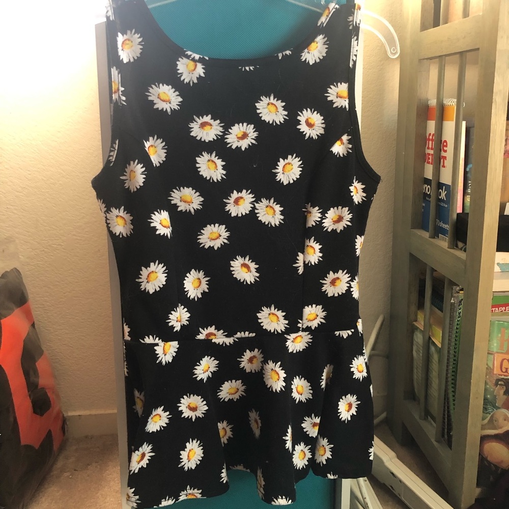 Black peplum tank top with daisies